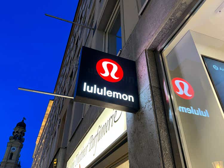 Lululemon Athletica Yoga Fashion Store